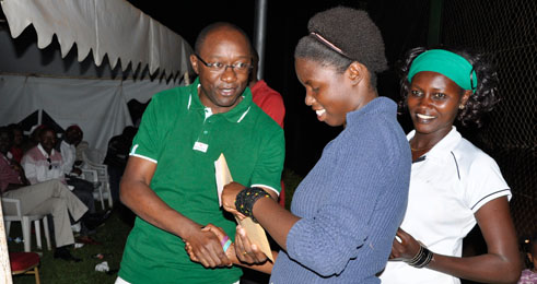 Umumararungu Gisele ahabwa igihembo yatsindiye