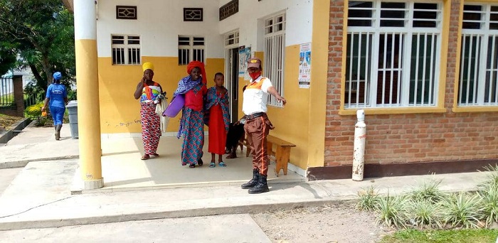 Abashinzwe umutekano barayobora abarwayi