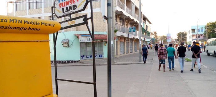 Amaduka saa kumi n'imwe yari yafunze