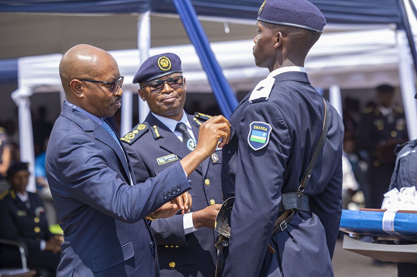 Minisitiri Gasana yambika umwe mu bapolisi