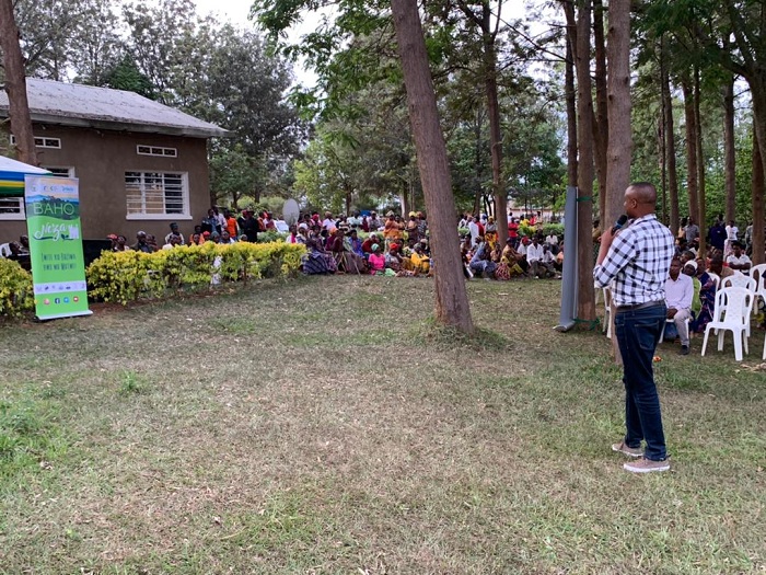 Umunyamabanga Nshingwabikorwa w'Umurenge wa Musenyi, Kazungu Innocent, aha impanuro abaturage zirimo kwirinda ibyakwangiza ubuzima bwo mu mutwe