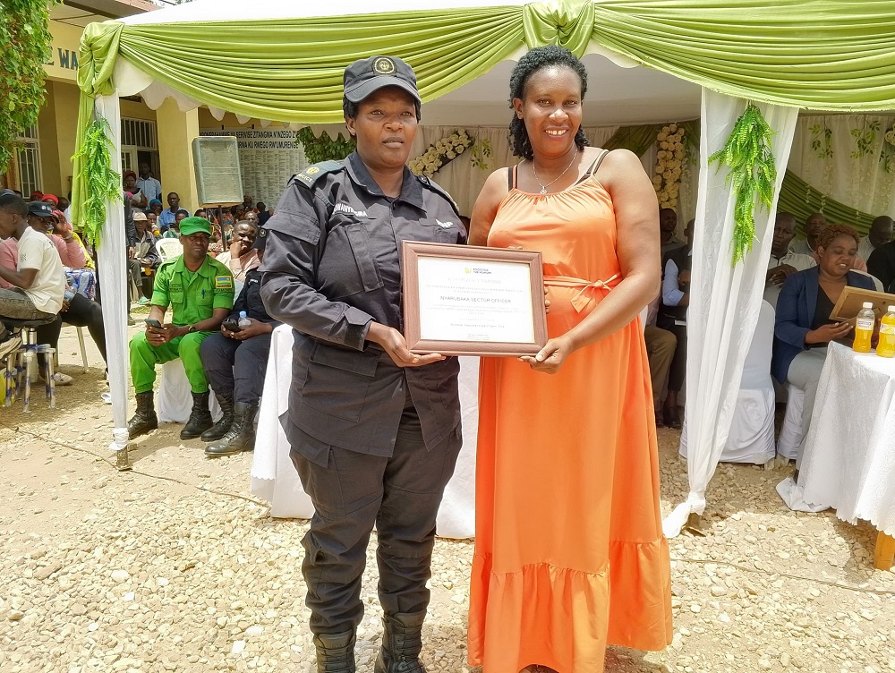 Umunyamabanga Nshingwabikorwa w'Umurenge wa Nyarubaka ashyikirizwa ishimwe