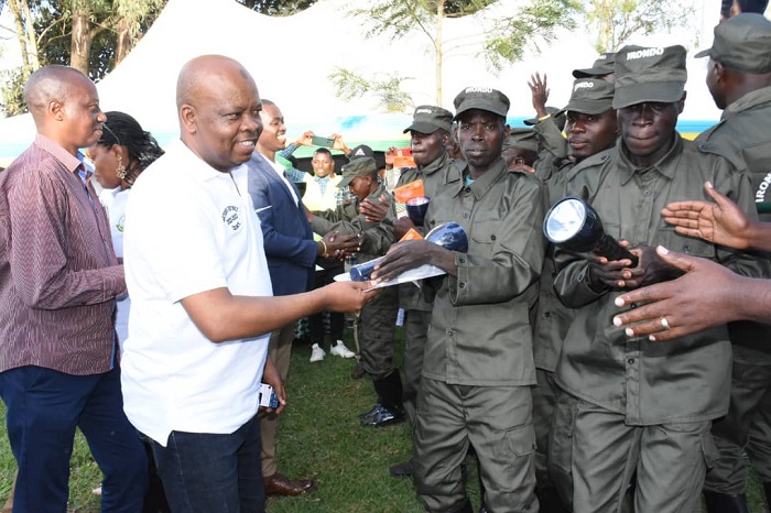 Umuyobozi w'Inama njyanama y'Akarere ka Gatsibo, Sibomana Said abashyikiriza amatoroshi