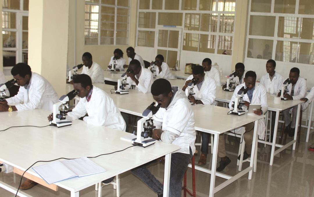 Abanyeshuri biga ubuvuzi muri Kaminuza ya Gitwe 