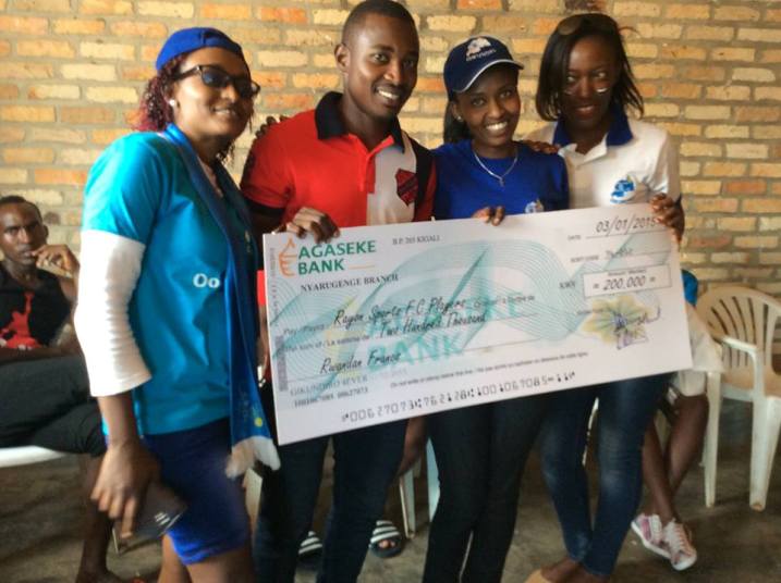 Uhereye i Bumoso Claudine, Fuade, Joy na Aurore bashyikiriza sheki Kapiteni wa Rayon Sports