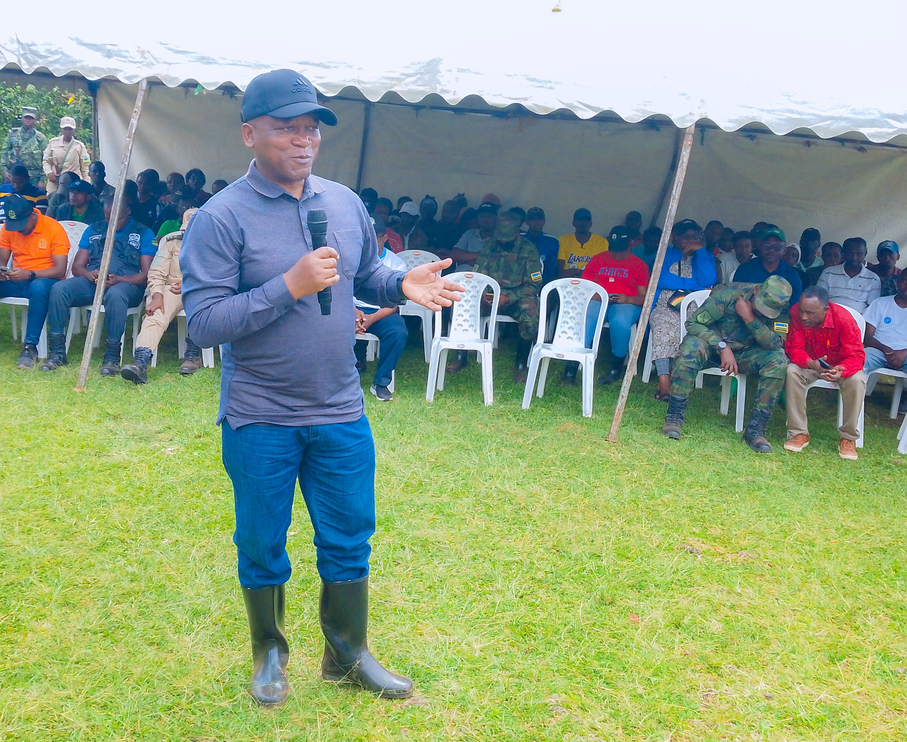 Minisitiri Marizamunda aganira n'abaturage