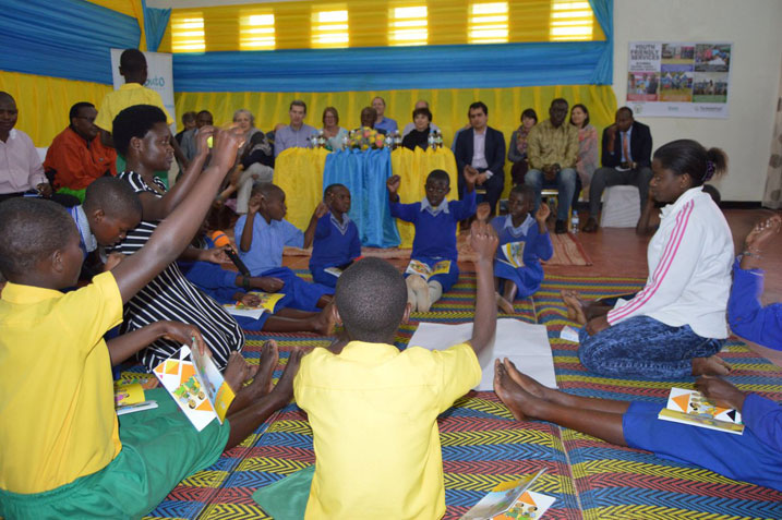 Urubyiruko rufashwa na Imbuto Foundation rugaragaza ibyo rwize 