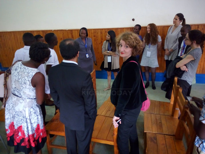 Abashyitsi batandukanye barimo abaturutse muri Global Fund baganira n'urubyiruko rwo ku kigo cy'urubyiruko rwa Kimisagara