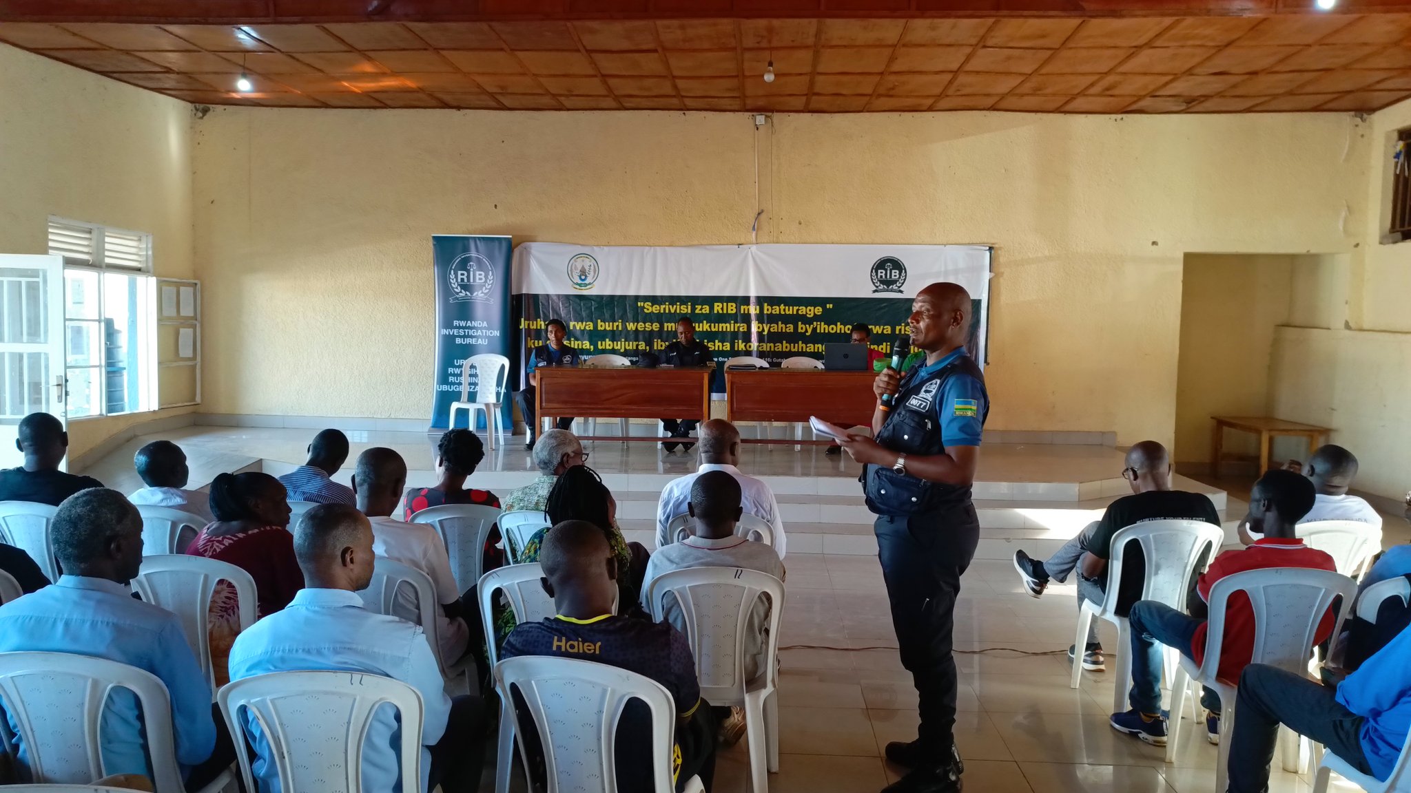 Ntirenganya Jean Claude, umukozi wa RIB ushinzwe ibikorwa byo gukumira ibyaha, asaba abaturage kugira amakenga ku byo babwirwa kuko byose biba atari ukuri