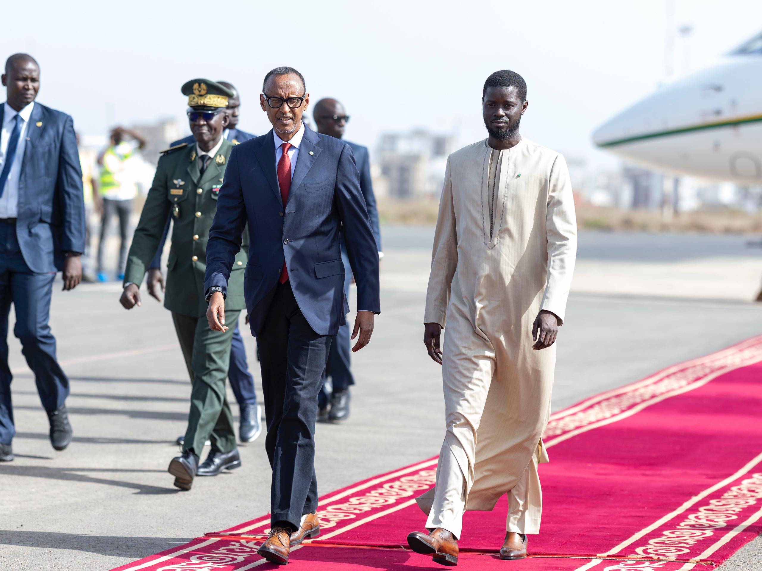 Perezida kagame ubwo yageraga ku kibuga cy