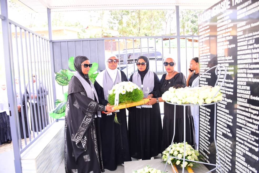 Mu #Kwibuka31 mu Murenge wa Nyarugenge, bunamiye Abazize Jenoside yakorewe Abatutsi, bashyira indabo ku rwibutso rwa Rwampara, ahubatse ikimenyetso cy'amateka ya Jenoside yakorewe Abatutsi, hahoze ibiro bya Segiteri Biryogo, hakaba handitse n'amazina y'abo bibuka