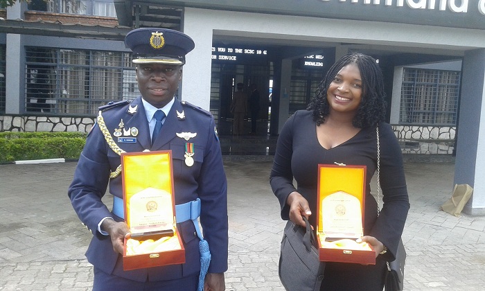 Major Bervyn Gondwe n'umugore we bishimiye ibihembo yahawe