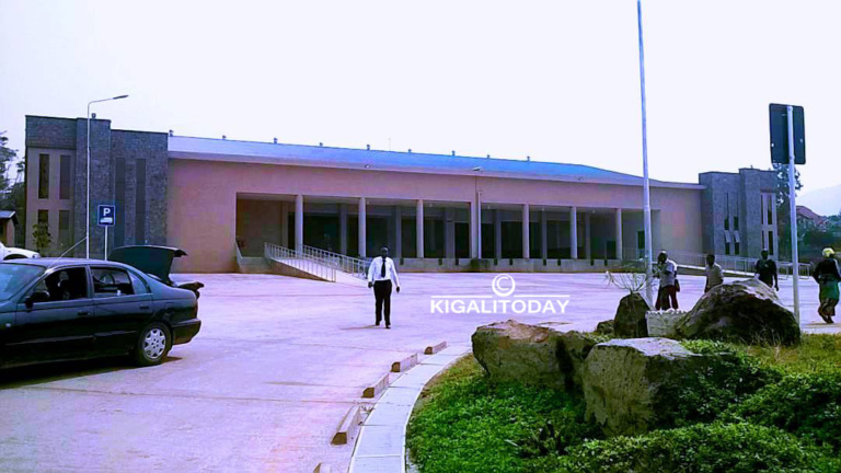 Uwinjiye muri izi nyubako asohoka yikomereza gahunda zindi kuko avamo ibijyanye n'ibyangombwa birangiye