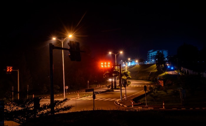 Ku Gishushu. Amasaha ya nimugoroba habaga hari umubyigano w'ibinyabiziga, hakitabazwa amatara ayobora abantu (feux rouge) ndetse n'abapolisi