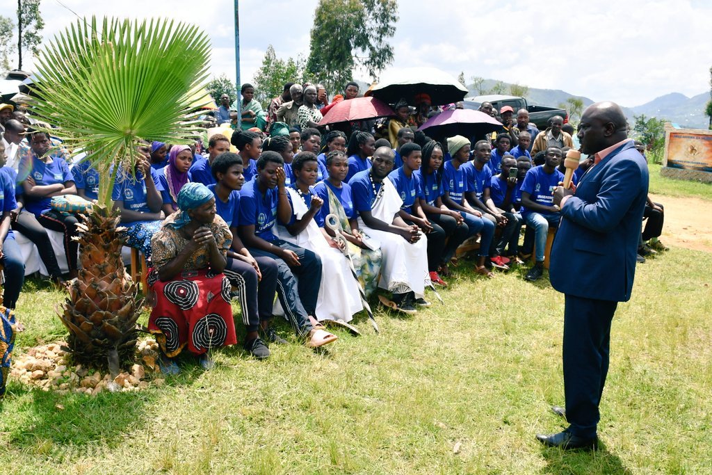 Guverineri Mugabowagahunde yasabye abasoje urugerero gukomeza ibikorwa biteza imbere abaturage