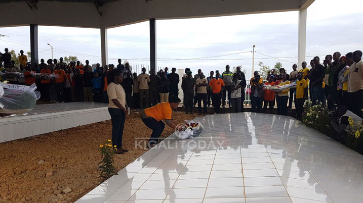 Guverineri Mureshyankwano ashyira indabo ku rwibutso rwa Kibeho