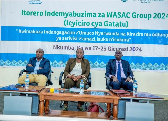 Uwacu Julienne yabasabye kureka serivisi mbi bavugwaho