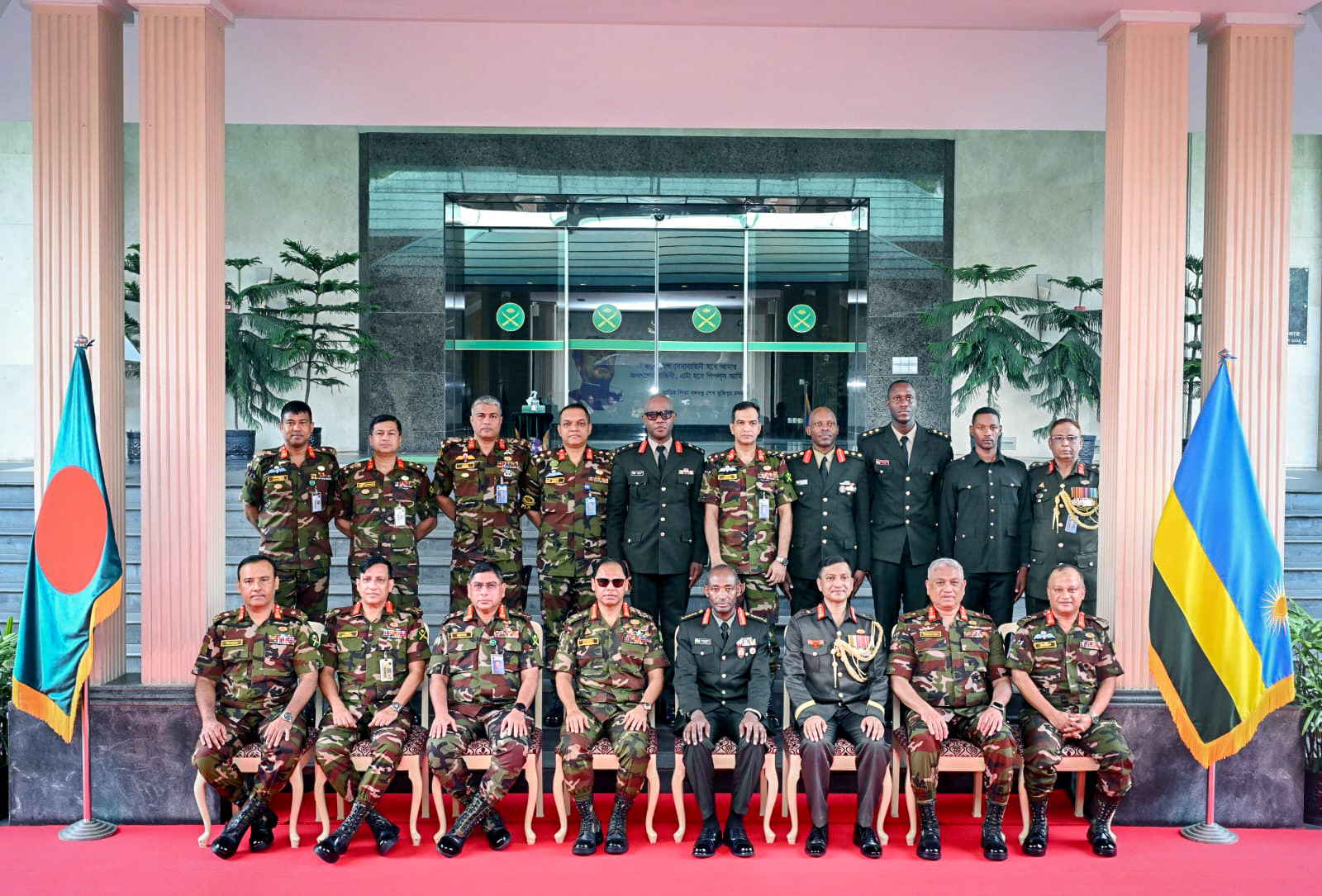 Gen Mubarakh Muganga yagiriye uruzinduko muri Bangladesh