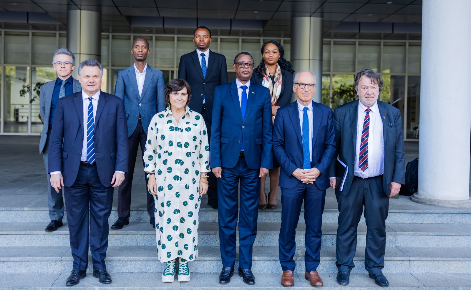 Aba Basenateri kandi bakiriwe n'Umunyamabanga wa Leta ushinzwe Ubutwererane bw'Akarere muri Minisiteri y'Ububanyi n'Amahanga, Gen (Rtd) James Kabarebe