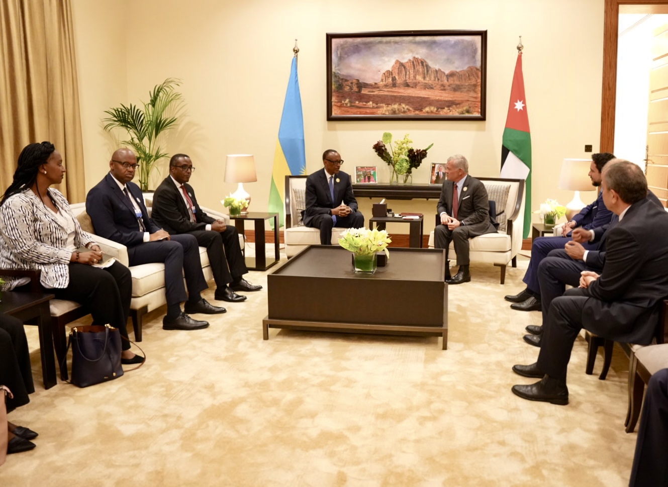 Bagiranye ibiganiro byitabiriwe na Minisitiri w'Ububanyi n'Amahanga w'u Rwanda, Dr Vincent Biruta