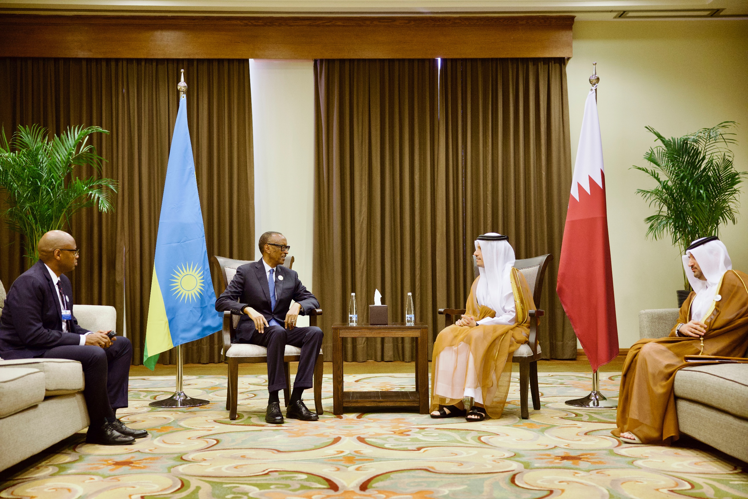 Umukuru w'Igihugu kandi yagiranye ibiganiro na Minisitiri w'Intebe wa Qatar 