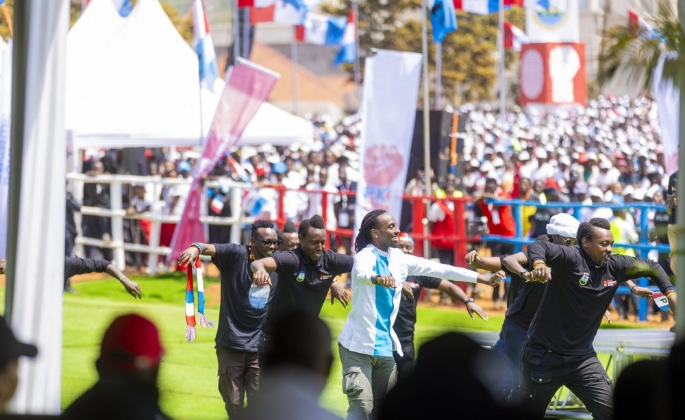 Jules Sentore, Ruti Joel na Andy Bumuntu ubwo babyinaga indirimbo Uwangabiye