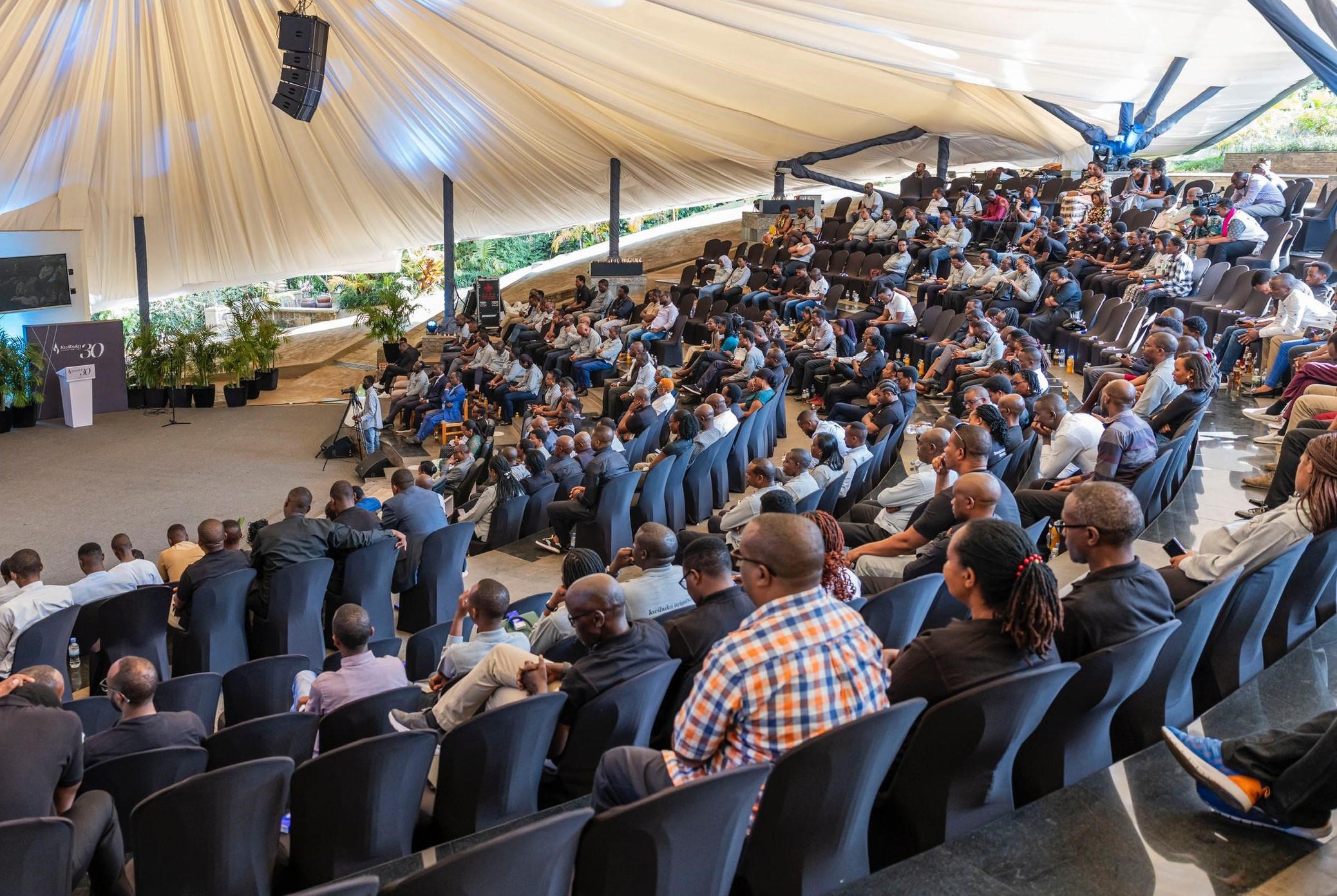 Abitabiriye igikorwa cyo kwibuka abari abakozi ba Minisiteri y'Urubyiruko n'Amashyirahamwe babwiwe ubugome ndengakamere Abatutsi bakorewe kuri bariyeri yari mu cya kabiri mu Karere ka Muhanga