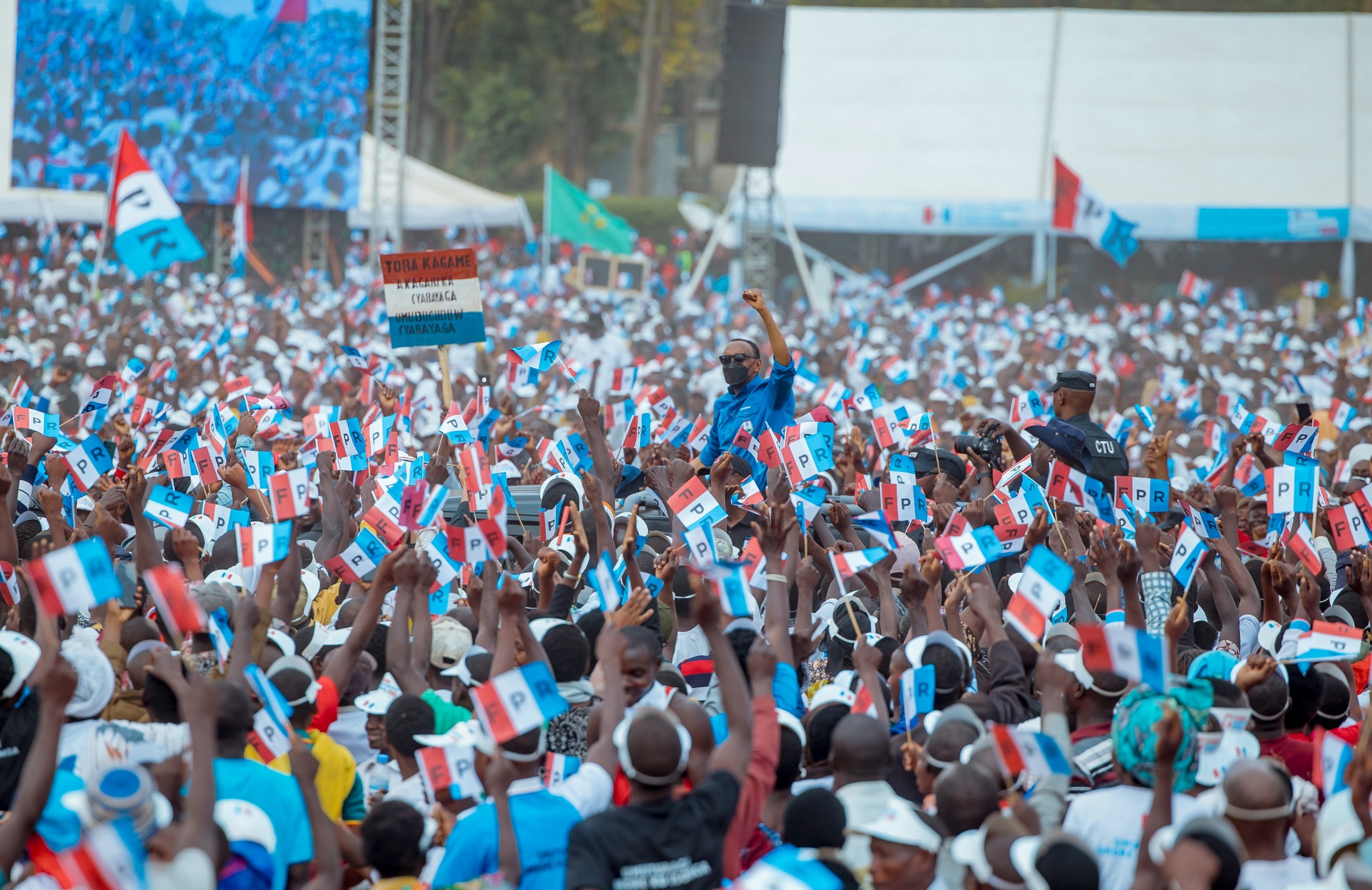 Chairman wa FPR yakiriwe n'abaturage barenga ibihumbi 300