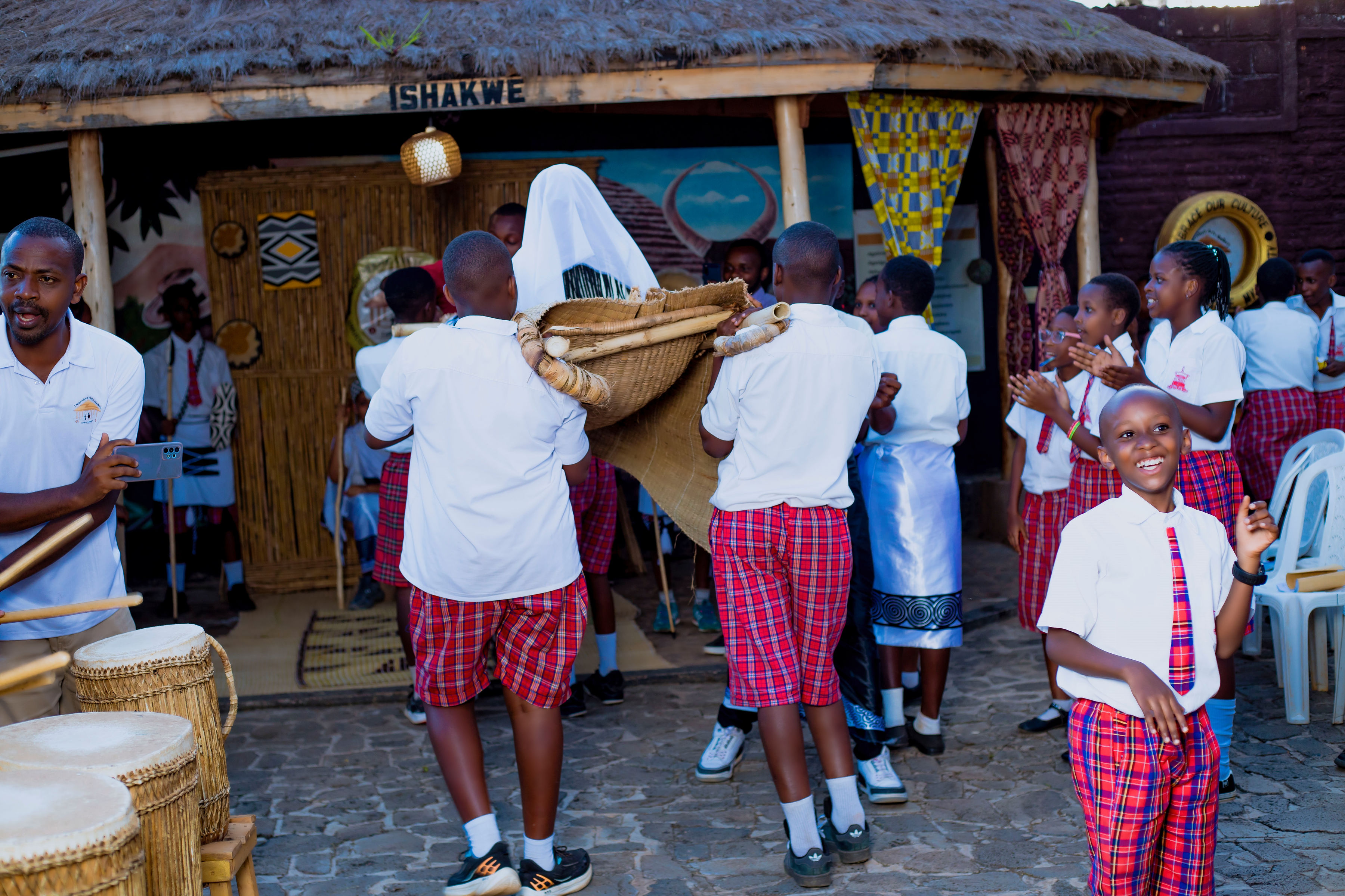 Beretswe uko kera umugeni yajyaga gushyingirwa bamuhetse mu ngobyi