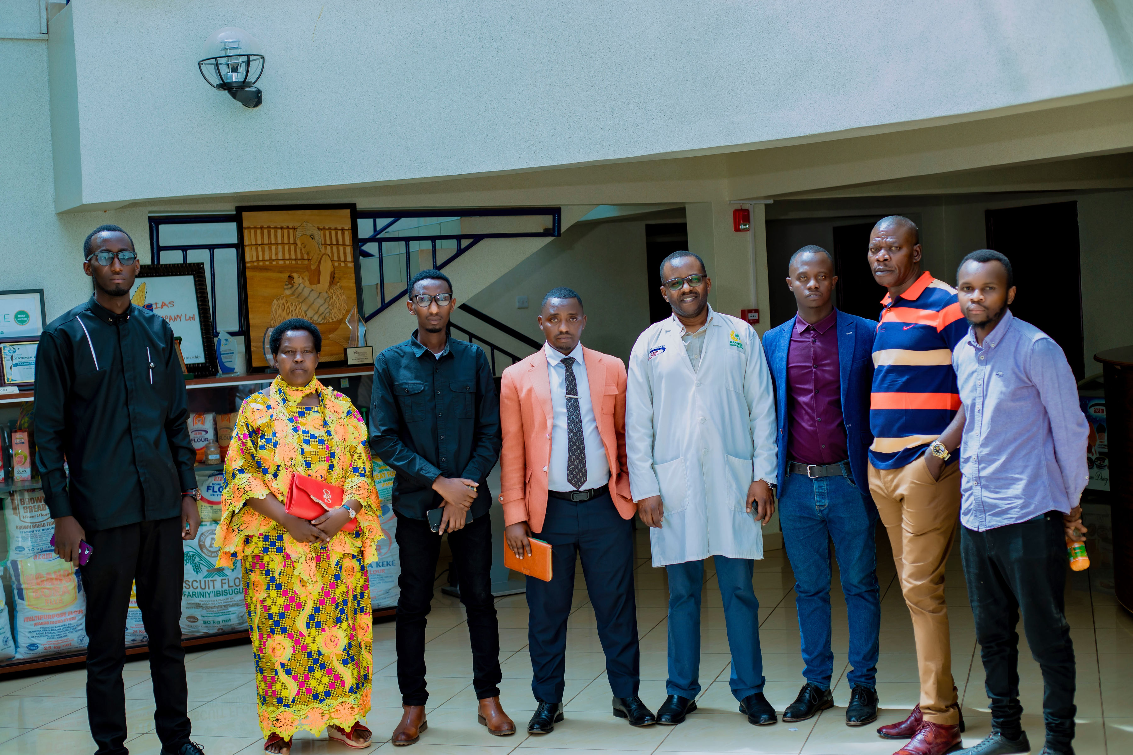 Abayobozi b'ikigo baherekeje abanyeshuri mu rugendo shuri