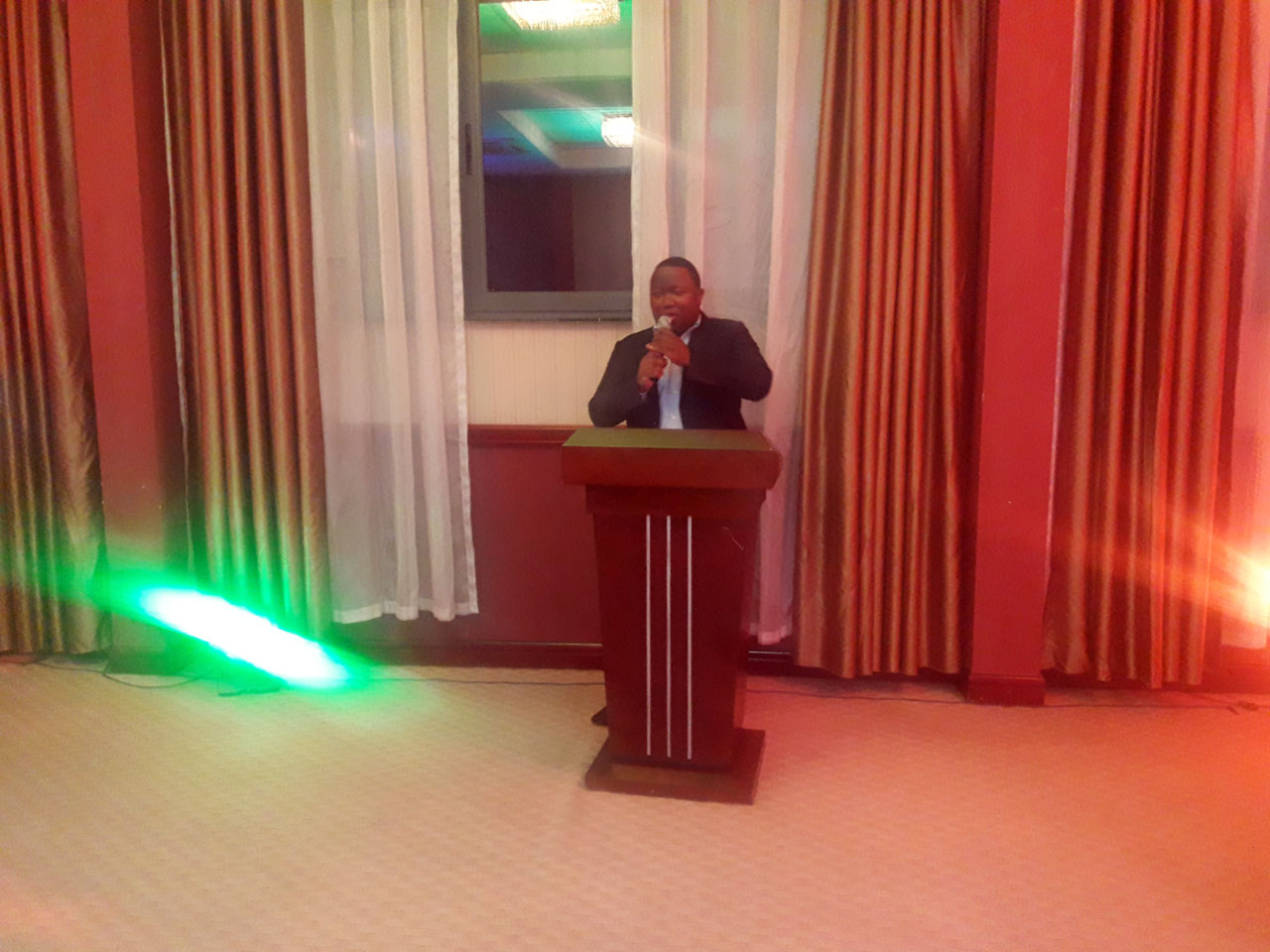 Ndagijimana Christian ushinzwe ubucuruzi no kwamamaza ibikorwa bya Grand Legacy Hotel aha abashyitsi ikaze