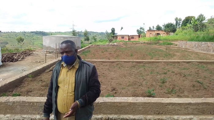 Dusabimana Fulgence avuga ko barimo kubakira abaturage ubuhunikiro n'ibigega byakira umusaruro bejeje