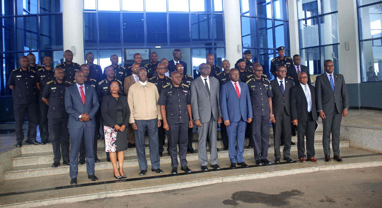 Nyuma y'ihererekanya bubasha bafashe ifoto y'urwibutso