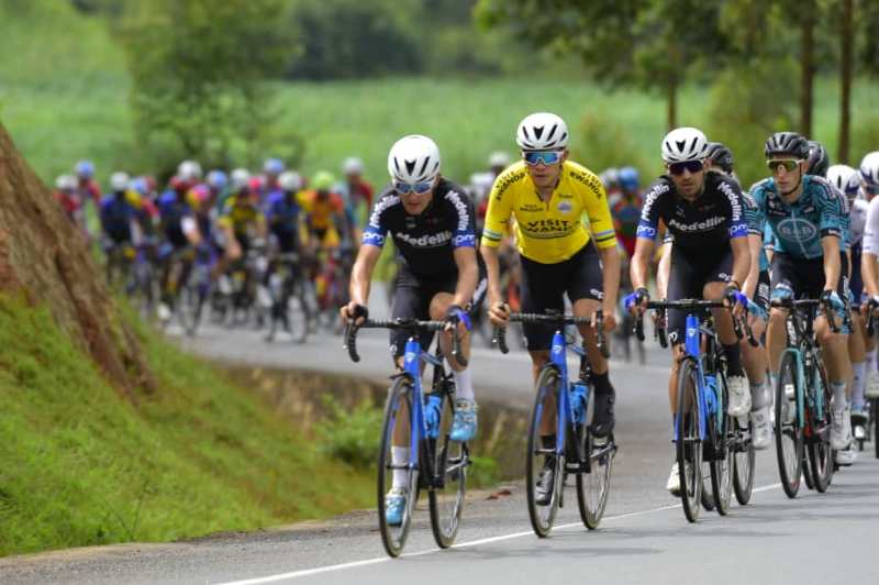 Itsinda ririmo Bryan Sanchez ryari riyoboye isiganwa mu bilometero bya nyuma