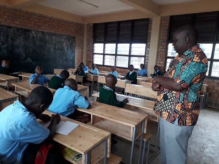 Ku munsi wa mbere w'itangira ry'amashuri muri 2020, abarimu bari batangiye kwigisha, abanyeshuri bashya bahabwa isuzuma ngo harebwe niba bafite ubushobozi bwo kwiga mu mwaka bimukiyemo