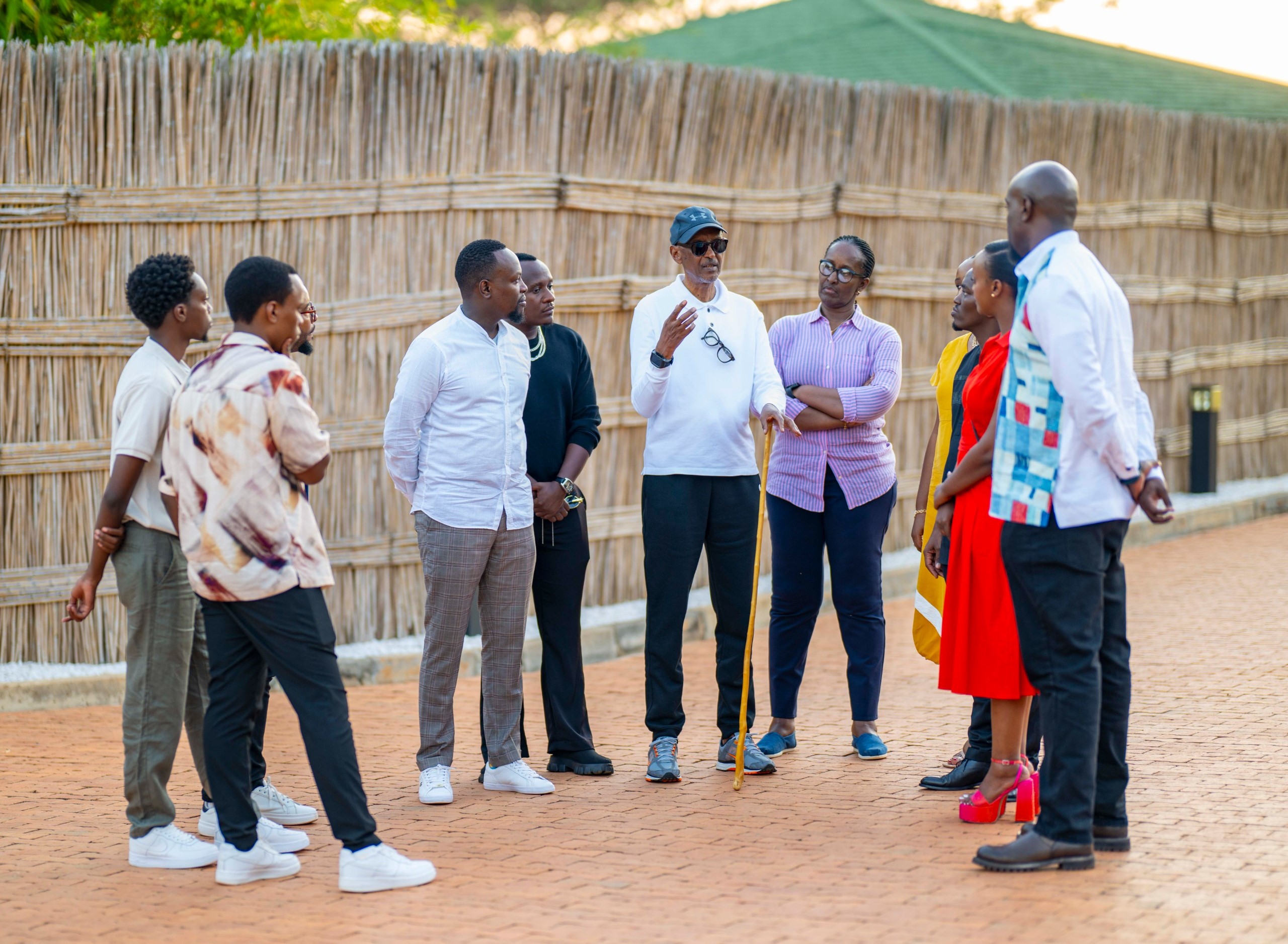 Perezida Kagame na Madamu bakiriye aba bahanzi mu rwuri ruherereye i Kibugabuga mu Karere ka Bugesera