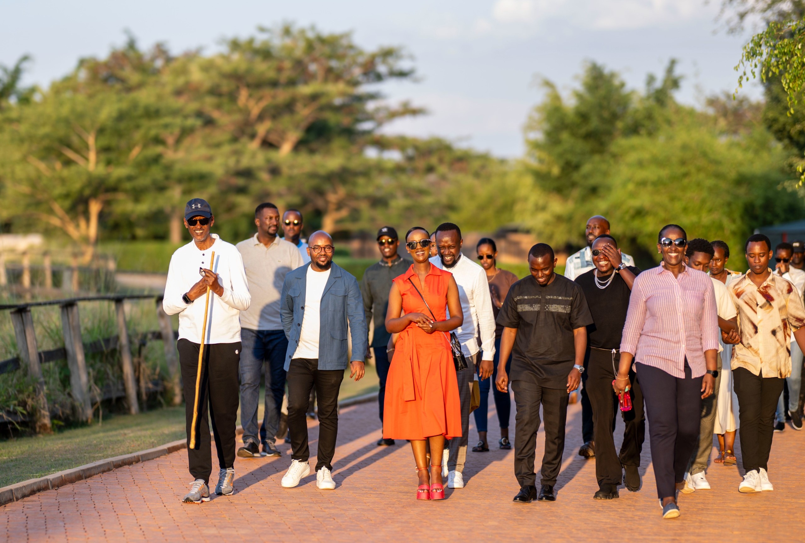 Perezida Kagame yakiriye abahanzi barimo Knowless aranabagabira