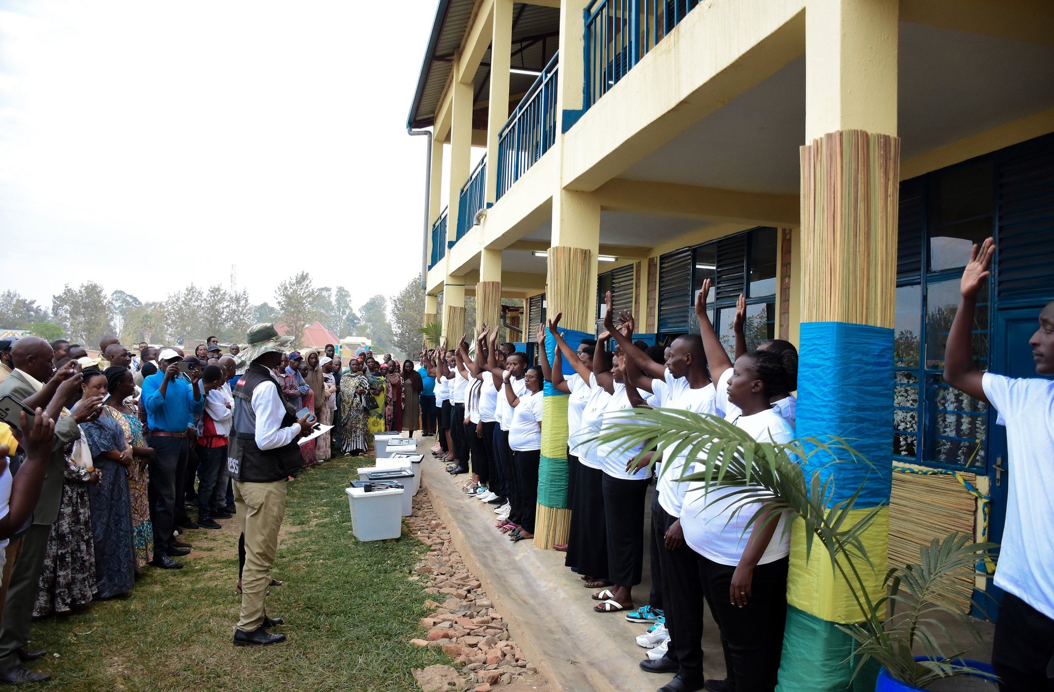 Abaseseri babanje kurahira mugihe abaturage bari benshi bategereje kwitorera umuyobozi w'Igihugu n'Abadepite 