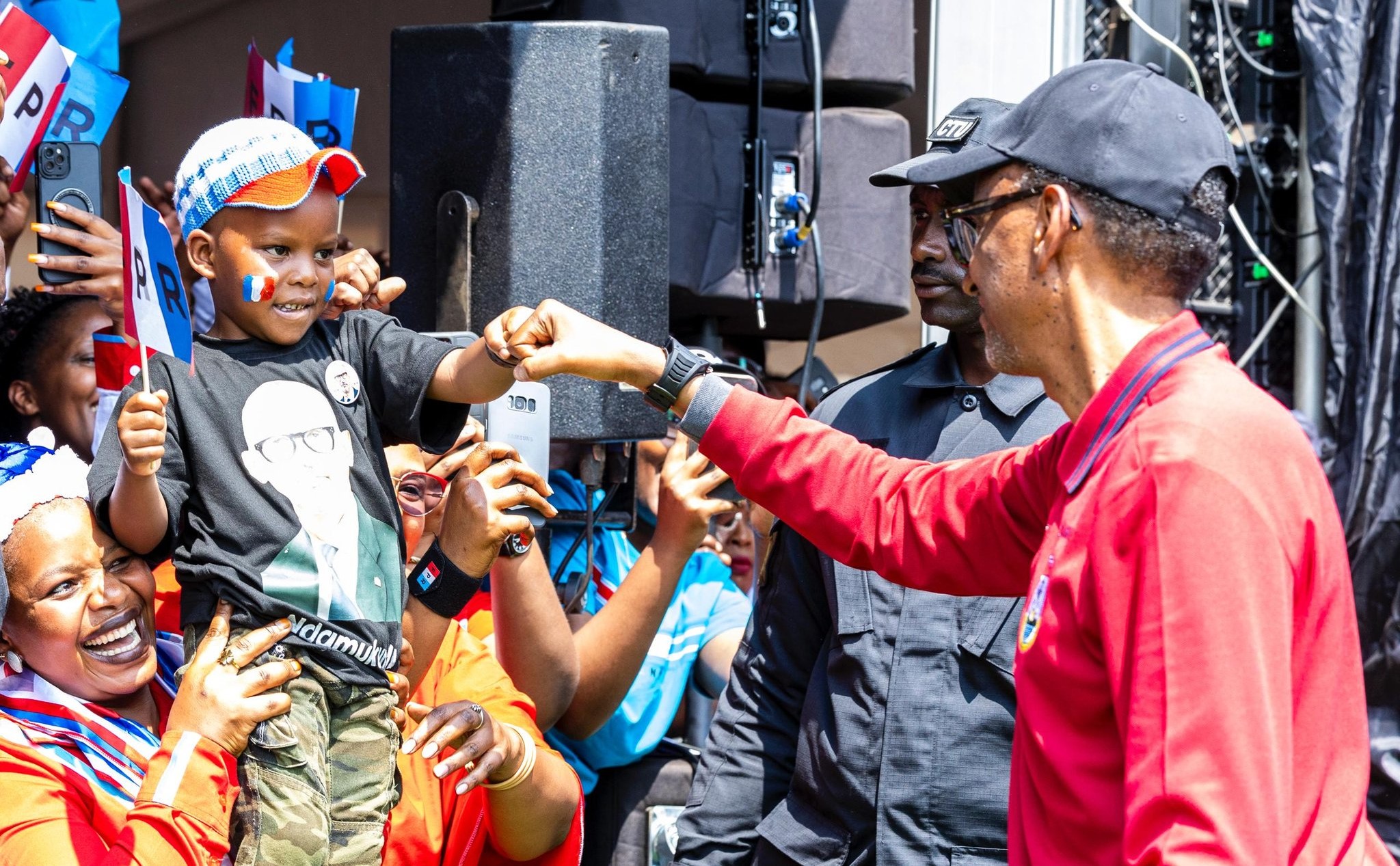 Chairman wa FPR ubwo yasuhuzaga umwana wari wazanye n'ababayeyi be mu kumwamamaza