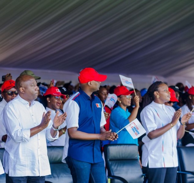 Irere (ubanza ibumoso) na Dr. Ivan (wambaye ingofero itukura) bagaragaje uburyo Akarere ka Gasabo katejwe imbere n