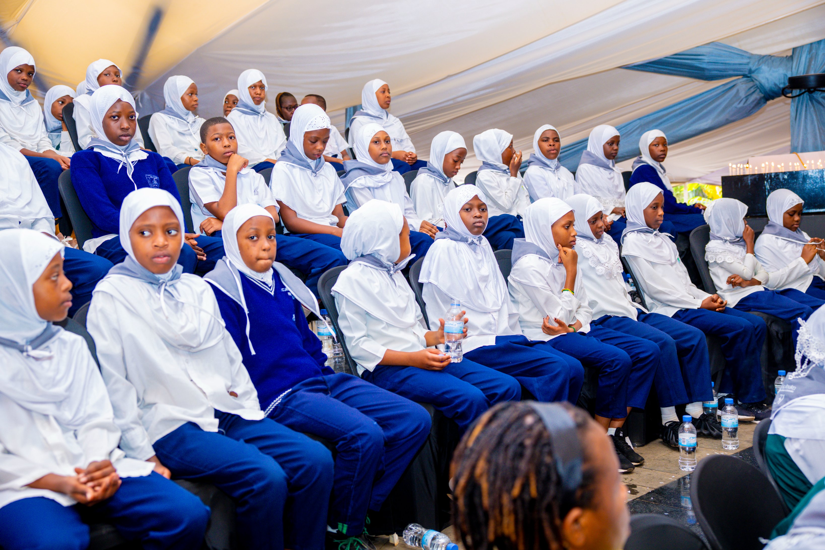 Urubyiruko rwari rwiganje mu basuye urwibutso rwa Jenoside yakorewe Abatutsi ruri ku Gisozi kugira ngo rumenye amateka, Jenoside ntizongere ukundi