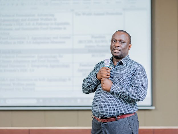 Dr. Ndayisenga Fabrice avuga ko amatungo iyo atitaweho uko bikwiye agira uruhare mu guhumanya ibidukikije harimo abantu, amazi, ubutaka, n'ikirere