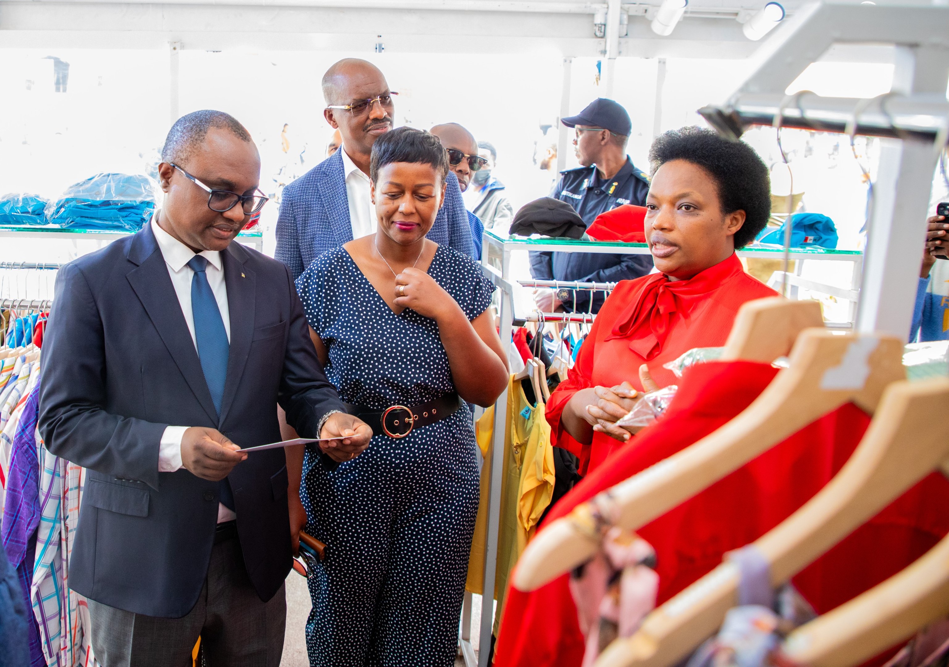 Minisitiri Ngabitsinze yasuye abamurika batandukanye