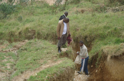Abacukura amabuye rwihishwa bitwaza impamba cyangwa bagatekera mu myobo.