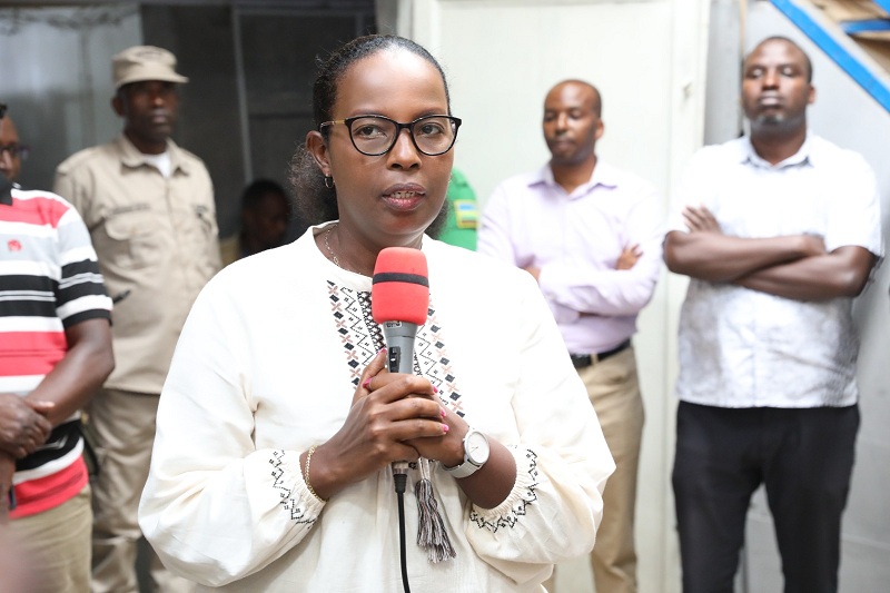 Visi Meya Urujeni, aganiriza abazunguzayi bari bamaze guhabwa isoko bakoreramo mu Mujyi