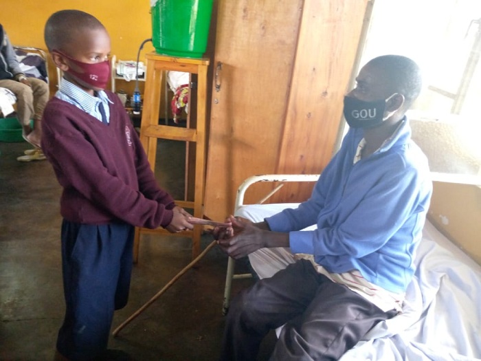 Bafashije n'ababuze amafaranga yo kugura imiti