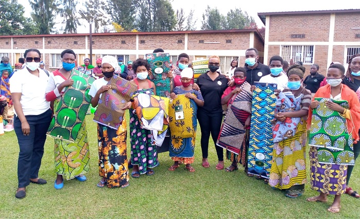 Ababyeyi bibarukiye mu bitaro bikuru bya Ruhengeri bashyikirijwe imyambaro igizwe n'ibitenge