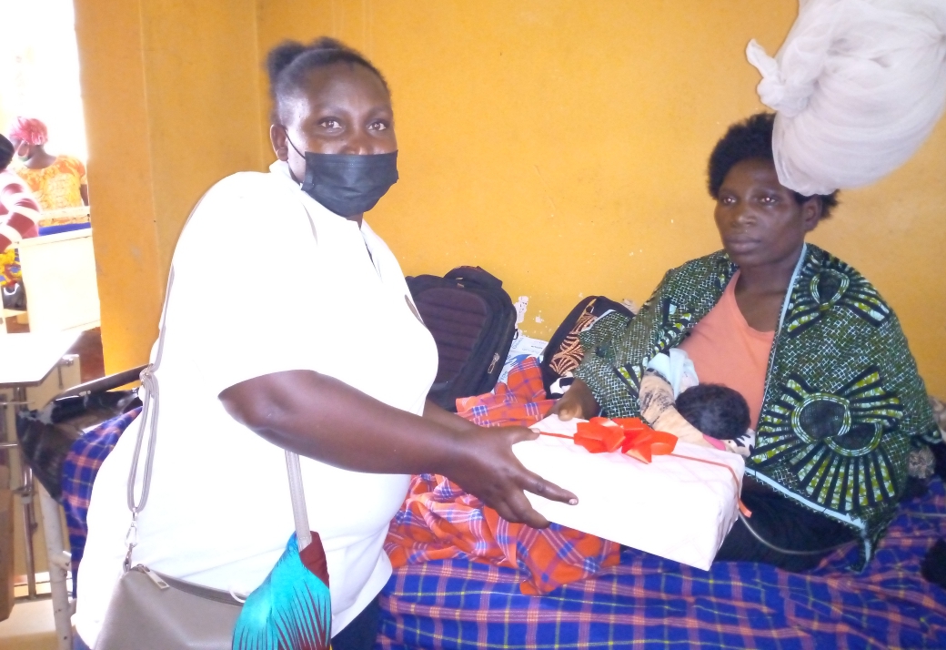 Uyu mubyeyi ni umwe mu banejejwe no guhabwa impano irimo imyambaro y'umwana 