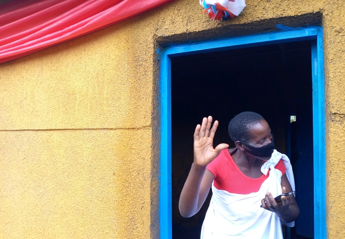 Mukamusoni Dativa yavuze ko yari abayeho mu buzima bugoye bitewe n'inzu mbi, none yishimiye inshya yashyikirijwe