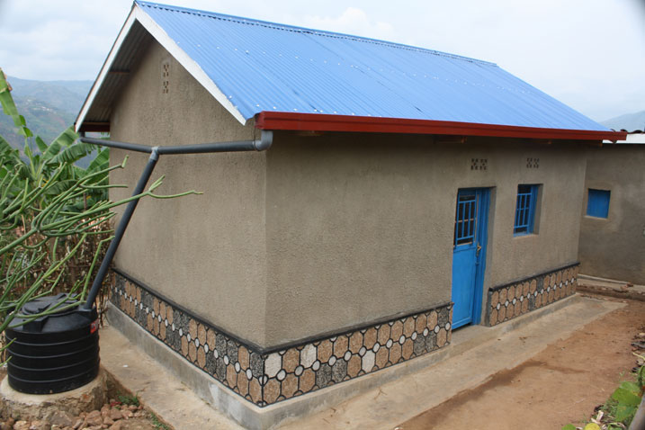 Gufata amazi y'ibisenge ni kimwe mu byo abaturage basabwa kwifashisha mu gihe hataraboneka umuti urambye.